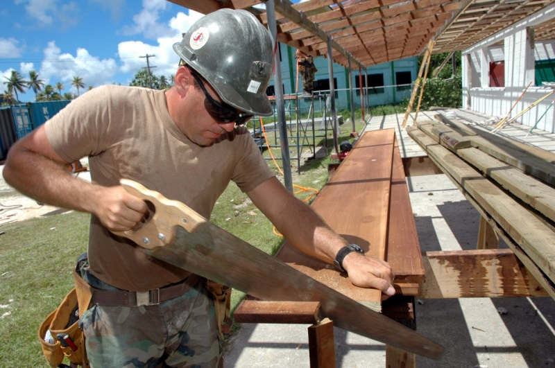 charpentier-LA TURBIE-min_worker_construction_building_carpenter_male_job_build_helmet-893290